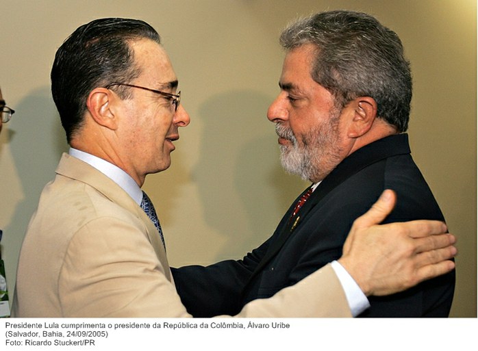 Presidente Lula cumprimenta o presidente da República da Colômbia, Álvaro Uribe.jpg