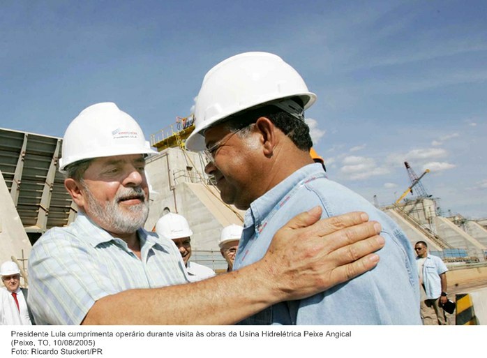 Presidente Lula cumprimenta operário durante visita às obras da Usina Hidrelétrica Peixe Angical.jpg