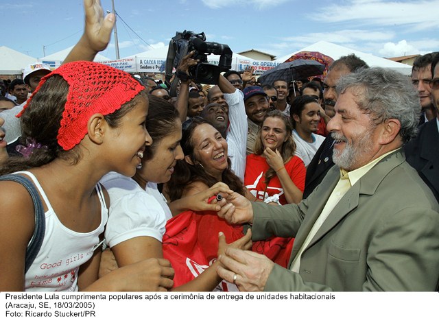Presidente Lula cumprimenta populares após a cerimônia de entrega de unidades habitacionais.jpg
