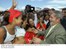 Presidente Lula cumprimenta populares após a cerimônia de entrega de unidades habitacionais.jpg