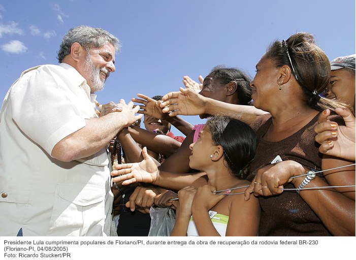 Presidente Lula cumprimenta populares de FlorianoPI, durante entrega da obra de recuperação da rodovia federal BR-230.jpg