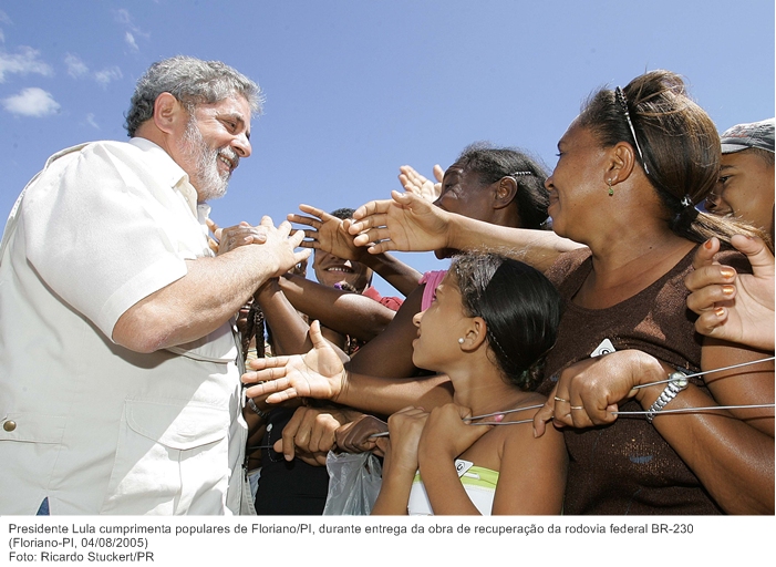 Presidente Lula cumprimenta populares de FlorianoPI, durante entrega da obra de recuperação da rodovia federal BR-230.jpg