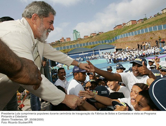 Presidente Lula cumprimenta populares durante cerimônia de inauguração da Fábrica de Bolas e Camisetas e visita ao Programa Pintando a Cidadania.jpg