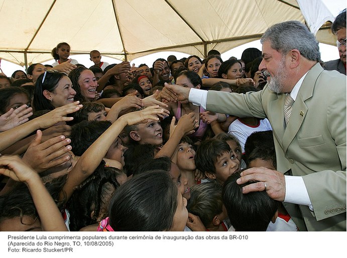 Presidente Lula cumprimenta populares durante cerimônia de inauguração das obras da BR-010.jpg