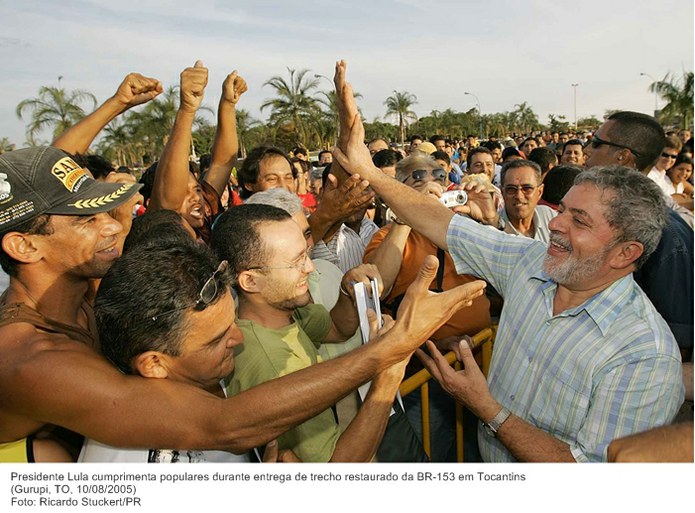 Presidente Lula cumprimenta populares durante entrega de trecho restaurado da BR-153 em Tocantins.jpg