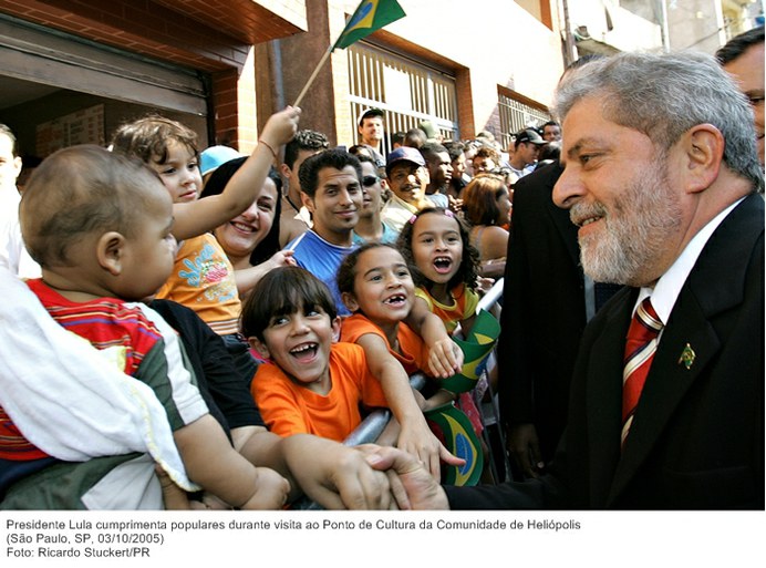 Presidente Lula cumprimenta populares durante visita ao Ponto de Cultura da Comunidade de Heliópolis.jpg