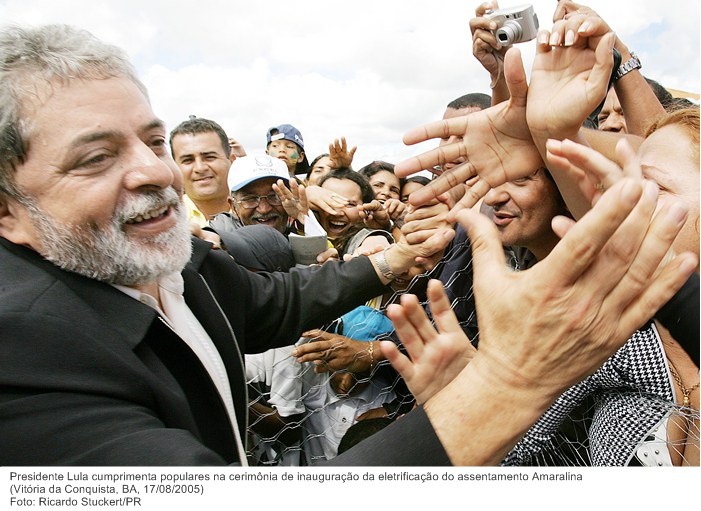 Presidente Lula cumprimenta populares na cerimônia de inauguração da eletrificação do assentamento Amaralina.jpg