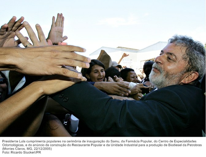 Presidente Lula cumprimenta populares na cerimônia de inauguração do Samu, da Farmácia Popular, do Centro de Especialidades Odontológicas, e do anúncio da construção do Restaurante Popular.jpg