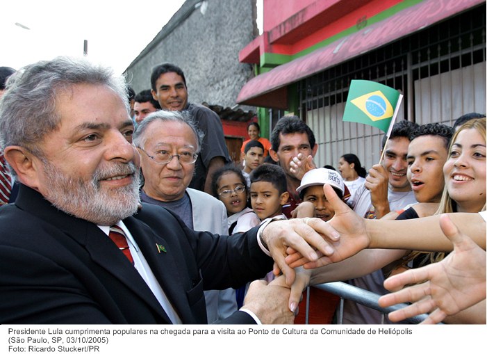 Presidente Lula cumprimenta populares na chegada para a visita ao Ponto de Cultura da Comunidade de Heliópolis.jpg
