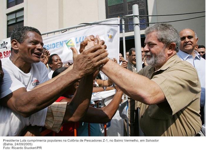 Presidente Lula cumprimenta populares na Colônia de Pescadores Z-1, no Bairro Vermelho, em Salvador.jpg