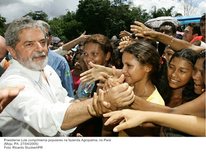 Presidente Lula cumprimenta populares na fazenda Agropalma, no Pará.jpg