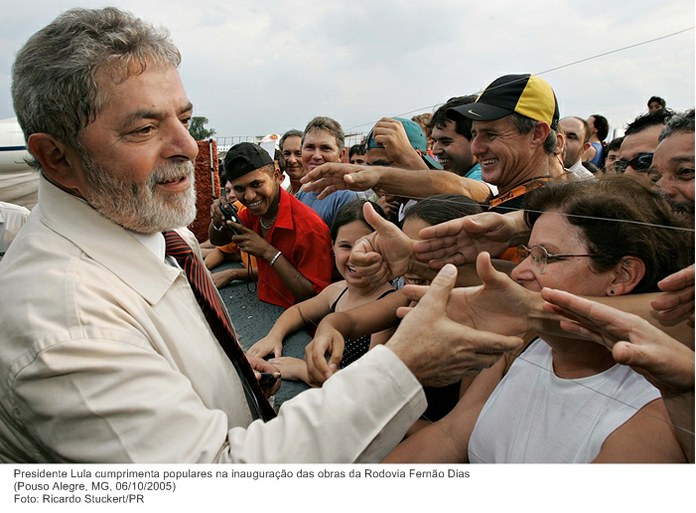 Presidente Lula cumprimenta populares na inauguração das obras da Rodovia Fernão Dias.jpg