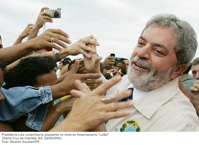 Presidente Lula cumprimenta populares na visita ao Assentamento Lulão.jpg