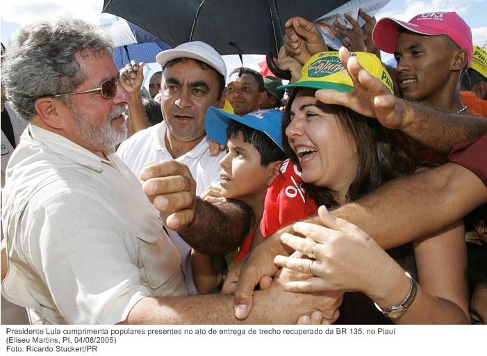 Presidente Lula cumprimenta populares presentes no ato de entrega de trecho recuperado da BR 135, no Piauí.jpg