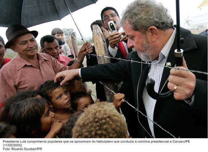 Presidente Lula cumprimenta populares que se aproximam do helicóptero que conduzia a comitiva presidencial a Caruaru-PE.jpg