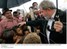 Presidente Lula cumprimenta populares que se aproximam do helicóptero que conduzia a comitiva presidencial a Caruaru-PE.jpg