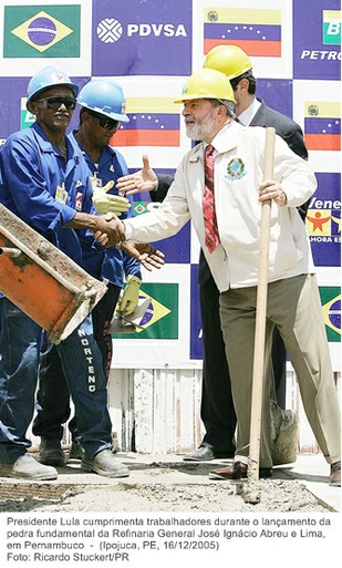 Presidente Lula cumprimenta trabalhadores durante o lançamento da pedra fundamental da Refinaria General José Ignácio Abreu e Lima, em Pernambuco.jpg