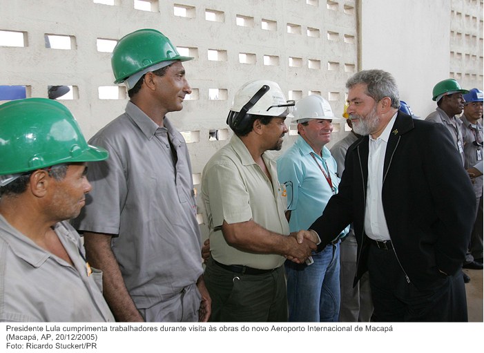 Presidente Lula cumprimenta trabalhadores durante visita às obras do novo Aeroporto Internacional de Macapá.jpg