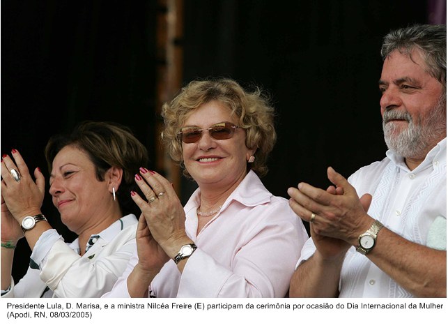 Presidente Lula, D. Marisa, e a ministra Nilcéa Freire (E) participam da cerimônia por ocasião do Dia Internacional da Mulher.jpg
