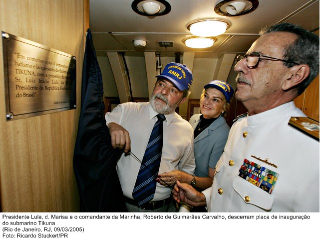 Presidente Lula, d. Marisa e o comandante da Marinha, Roberto de Guimarães Carvalho, descerram placa de inauguração do submarino Tikuna.jpg