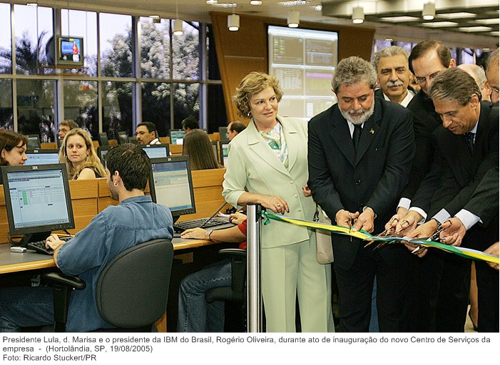 Presidente Lula, d. Marisa e o presidente da IBM do Brasil, Rogério Oliveira, durante ato de inauguração do novo Centro de Serviços da empresa.jpg