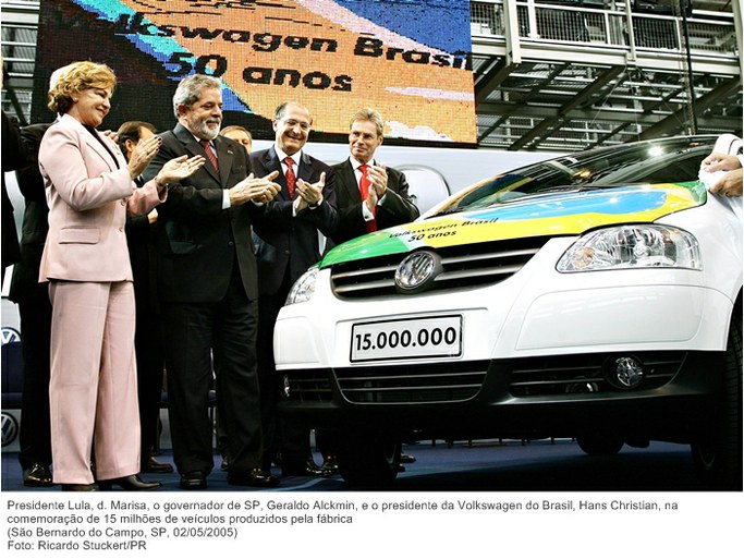 Presidente Lula, d. Marisa, o governador de SP, Geraldo Alckmin, e o presidente da Volkswagen do Brasil, Hans Christian, na comemoração de 15 milhões de veículos produzidos pela fábrica.jpg