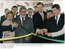 Presidente Lula, d.Marisa, o min. Luiz Furlan e o pres. da Abras, João Carlos de Oliveira, desenlaçam a fita inaugural da Feira Intern. de Produtos, Serviços, Equipamentos e Tecnologia.jpg