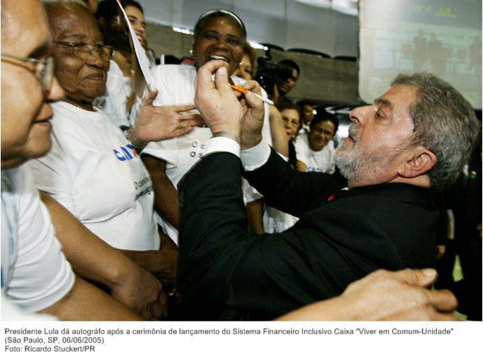 Presidente Lula dá autográfo após a cerimônia de lançamento do Sistema Financeiro Inclusivo Caixa Viver em Comum-Unidade.jpg