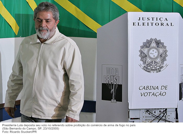 Presidente Lula deposita seu voto no referendo sobre proibição do comércio de arma de fogo no país.jpg