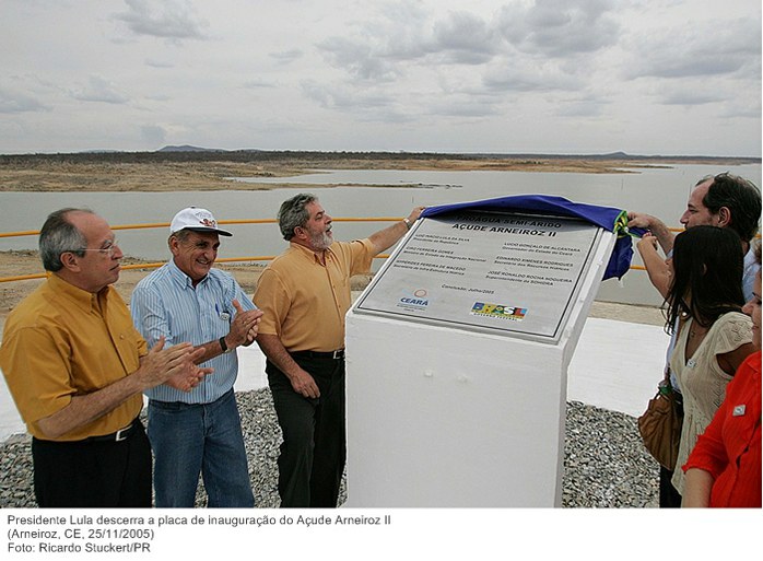 Presidente Lula descerra a placa de inauguração do Açude Arneiroz II.jpg