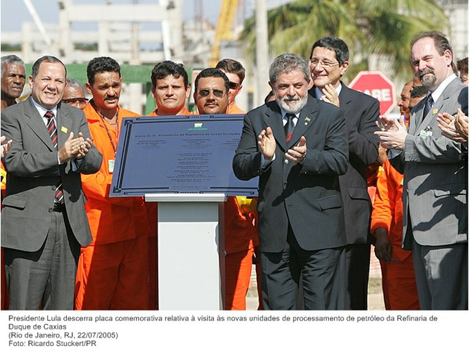 Presidente Lula descerra placa comemorativa relativa à visita às novas unidades de processamento de petróleo da Refinaria de Duque de Caxias.jpg