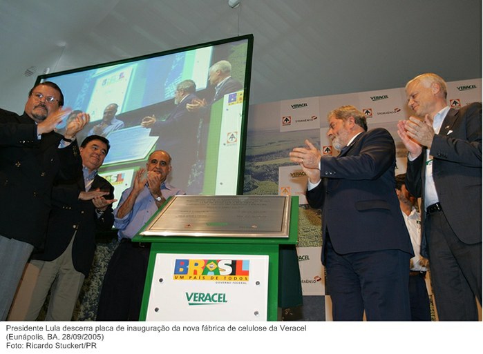 Presidente Lula descerra placa de inauguração da nova fábrica de celulose da Veracel.jpg