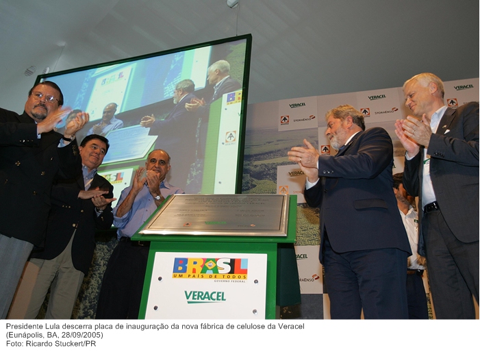 Presidente Lula descerra placa de inauguração da nova fábrica de celulose da Veracel.jpg