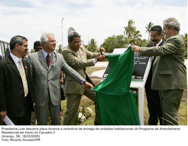 Presidente Lula descerra placa durante a cerimônia de entrega de unidades habitacionais do Programa de Arrendamento Residencial em Horto do Carvalho II.jpg