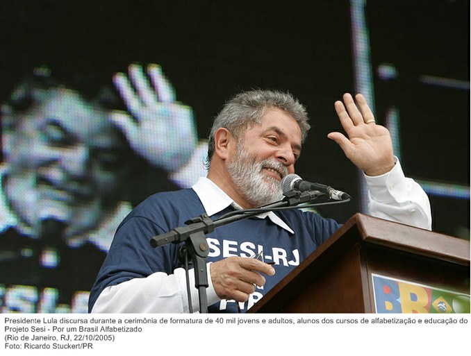 Presidente Lula discursa durante a cerimônia de formatura de 40 mil jovens e adultos, alunos dos cursos de alfabetização e educação do Projeto Sesi - Por um Brasil Alfabetizado.jpg