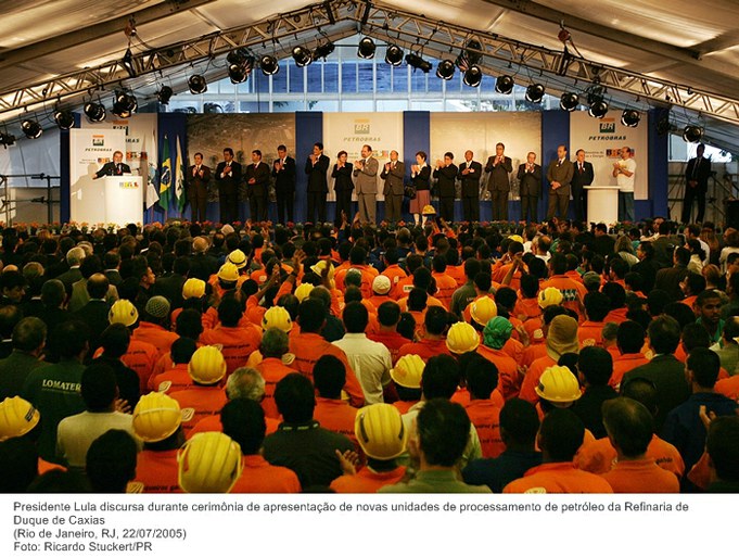 Presidente Lula discursa durante cerimônia de apresentação de novas unidades de processamento de petróleo da Refinaria de Duque de Caxias.jpg