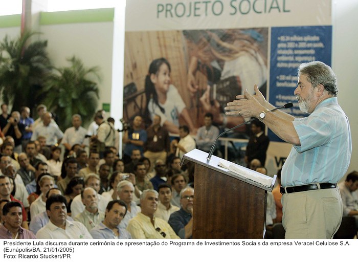 Presidente Lula discursa durante cerimônia de apresentação do Programa de Investimentos Sociais da empresa Veracel Celulose S.A. (2).jpg