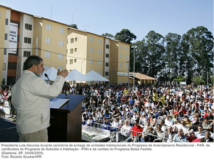 Presidente Lula discursa durante cerimônia de entrega de unidades habitacionais do Programa de Arrendamento Residencial - PAR, de certificados do Programa de Subsídio à Habitação - PSH (2).jpg