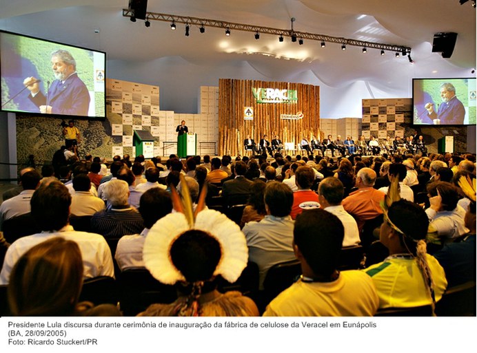 Presidente Lula discursa durante cerimônia de inauguração da fábrica de celulose da Veracel em Eunápolis.jpg