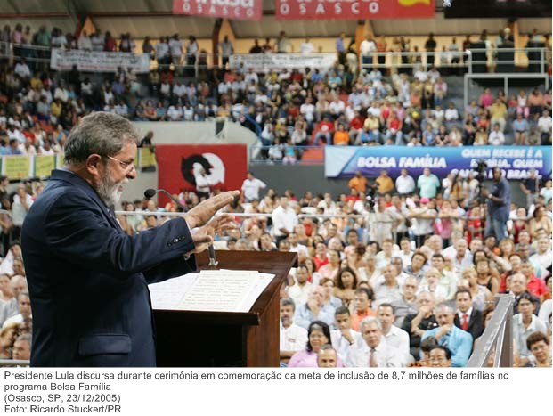 Presidente Lula discursa durante cerimônia em comemoração da meta de inclusão de 8,7 milhões de famílias no programa Bolsa Família (2).jpg