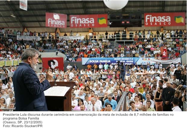 Presidente Lula discursa durante cerimônia em comemoração da meta de inclusão de 8,7 milhões de famílias no programa Bolsa Família.jpg
