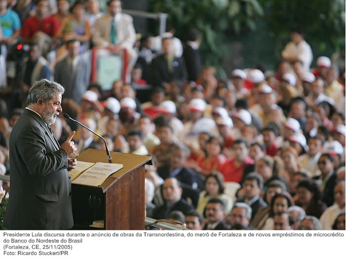 Presidente Lula discursa durante o anúncio de obras da Transnordestina, do metrô de Fortaleza e de novos empréstimos de microcrédito do Banco do Nordeste do Brasil.jpg