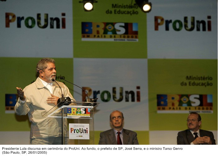 Presidente Lula discursa em cerimônia do ProUni. Ao fundo, o prefeito de SP, José Serra, e o ministro Tarso Genro.jpg
