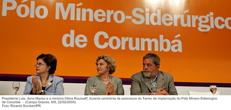 Presidente Lula, dona Marisa e a ministra Dilma Rousseff, durante cerimônia de assinatura do Termo de Implantação do Pólo Minero-Siderúrgico de Corumbá.jpg