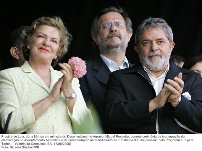 Presidente Lula, dona Marisa e o min. do Desenvolvimento Agrário, Miguel Rossetto, durante cerimônia de inaug. da eletrificação do assentamento Amaralina.jpg