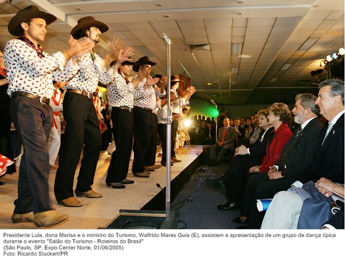 Presidente Lula, dona Marisa e o ministro do Turismo, Walfrido Mares Guia (E), assistem a apresentação de um grupo de dança típica durante o evento Salão do Turismo - Roteiros do Brasil.jpg