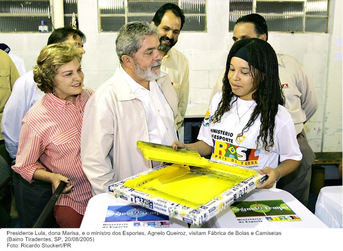 Presidente Lula, dona Marisa, e o ministro dos Esportes, Agnelo Queiroz, visitam Fábrica de Bolas e Camisetas (2).jpg