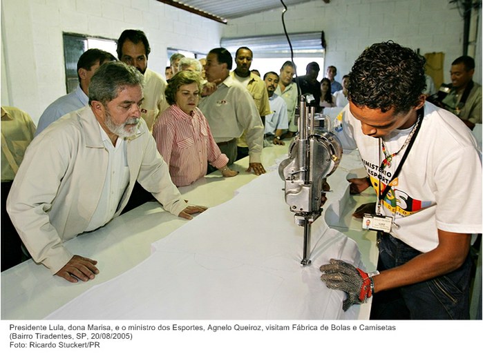 Presidente Lula, dona Marisa, e o ministro dos Esportes, Agnelo Queiroz, visitam Fábrica de Bolas e Camisetas.jpg
