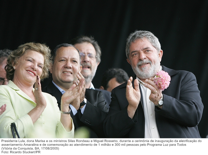 Presidente Lula, dona Marisa e os ministros Silas Rondeau e Miguel Rossetto, durante a cerimônia de inauguração da eletrificação do assentamento Amaralina.jpg