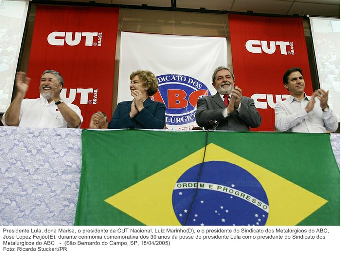 Presidente Lula, dona Marisa, o presidente da CUT Nacional, Luiz Marinho(D), e o presidente do Sindicato dos Metalúrgicos do ABC, José Lopez Feijóo(E).jpg